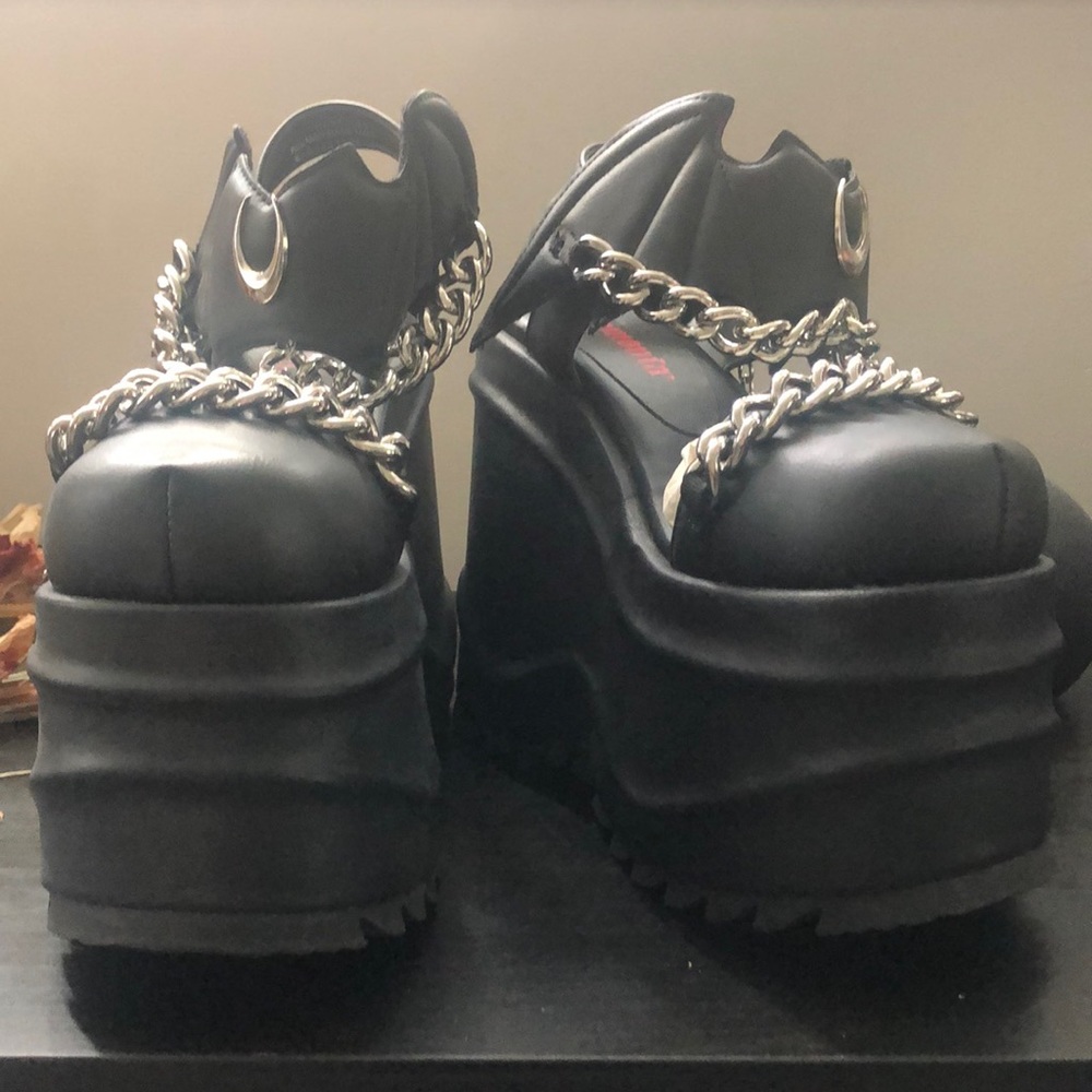 Wave-20 - Black vegan leather platforms